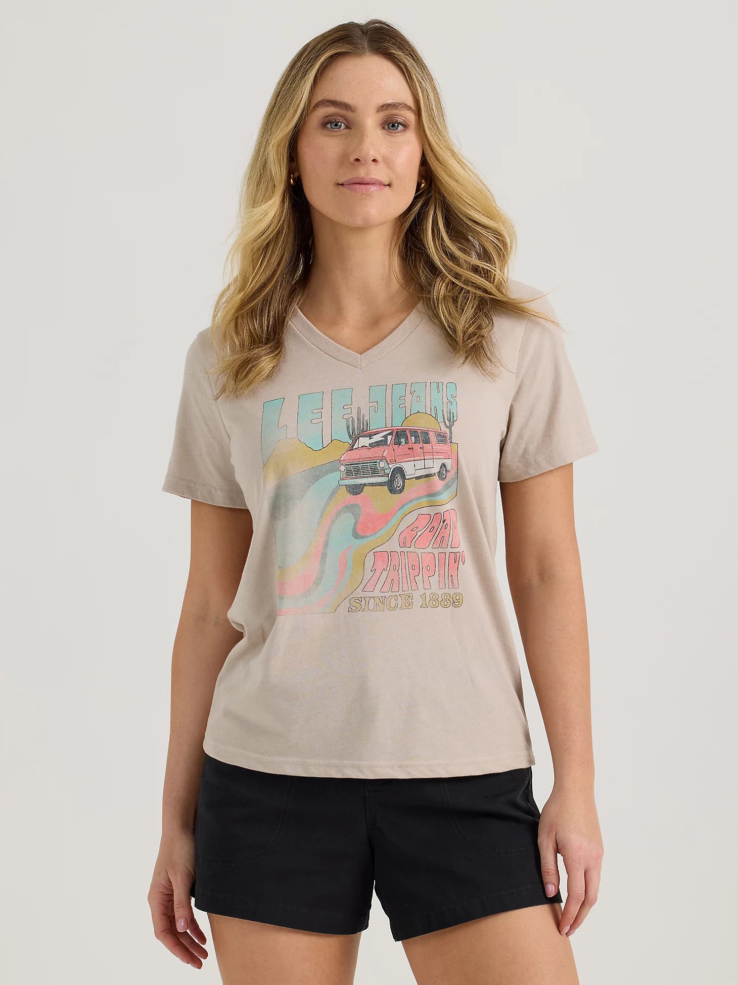 WOMEN'S ROAD TRIPPIN' V-NECK GRAPHIC TEE IN SILVER LINING