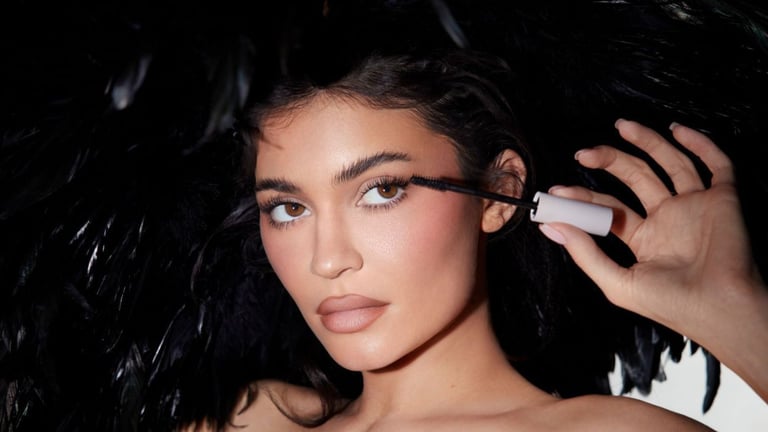 Kylie Jenner lancia il nuovo mascara Kylie Cosmetics Wisp Lash