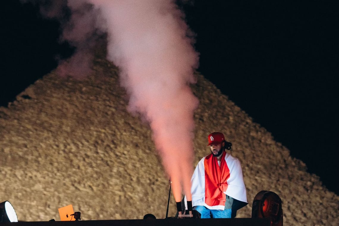 Le producteur superstar Metro Boomin, nominé aux Grammy Awards, entre dans l'histoire en affichant complet pour deux concerts : il est le premier producteur de hip-hop à se produire aux pyramides de Gizeh.