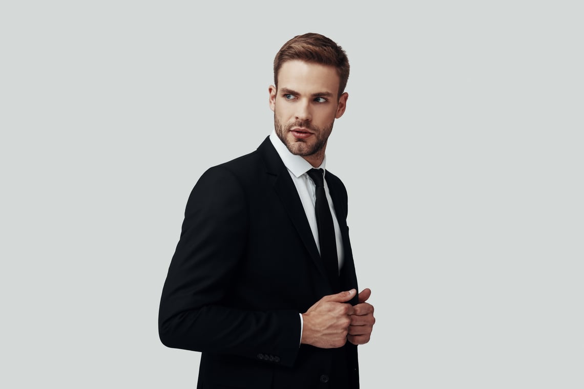 Que camisas usar com terno preto