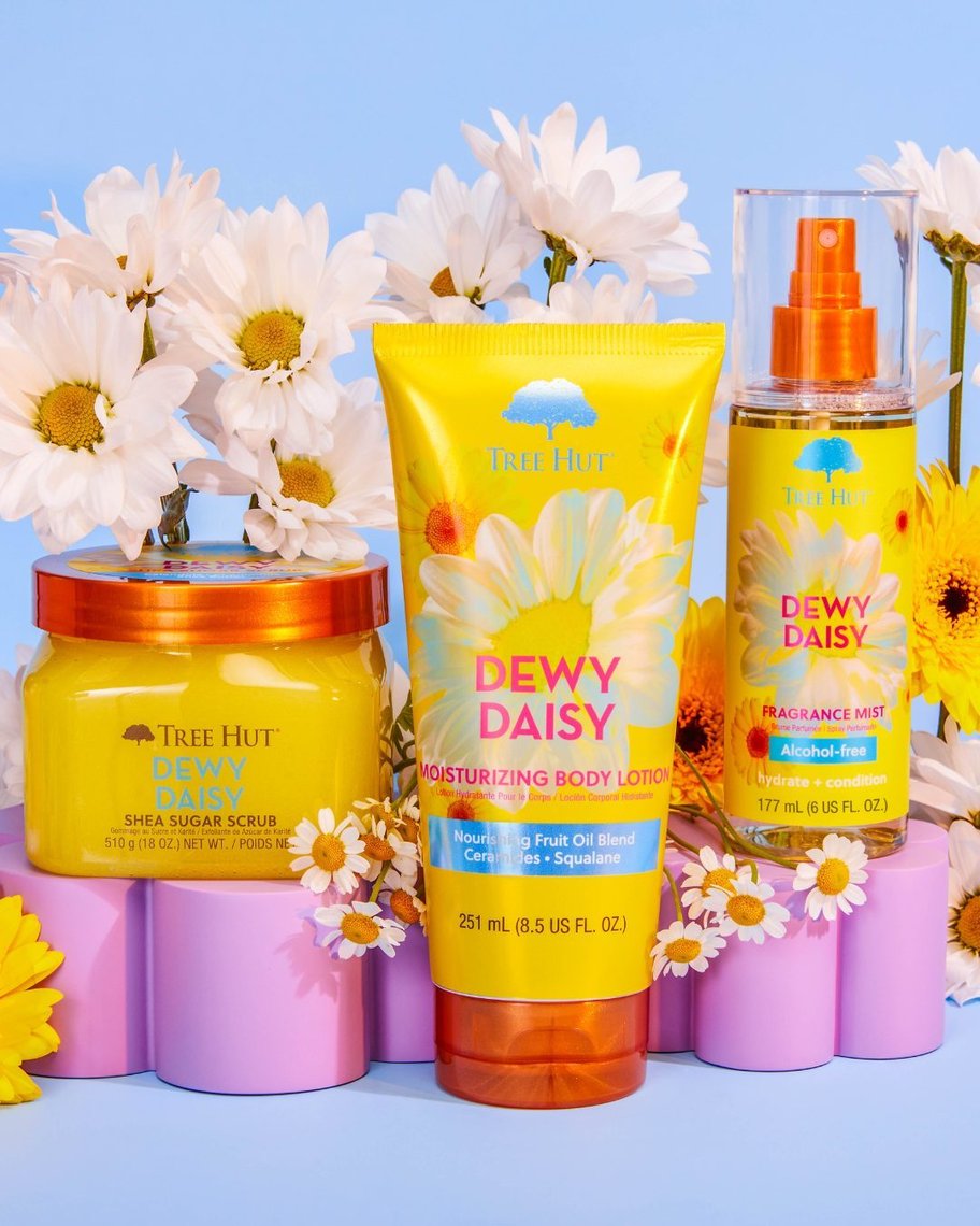 Notes of sweet strawberry, fresh daisies, and warm amber bloom together to make Dewy Daisy a signature scent!