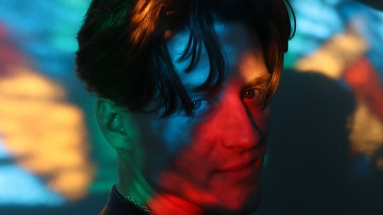 “Set Me Free” com Alex Wan