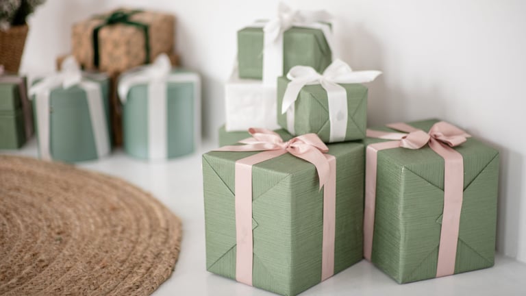 Luxus-Geschenkideen unter 100 €: Unsere liebsten Luxus-Fundstücke für Ihre Lieben (die in Ihr Budget passen!)
