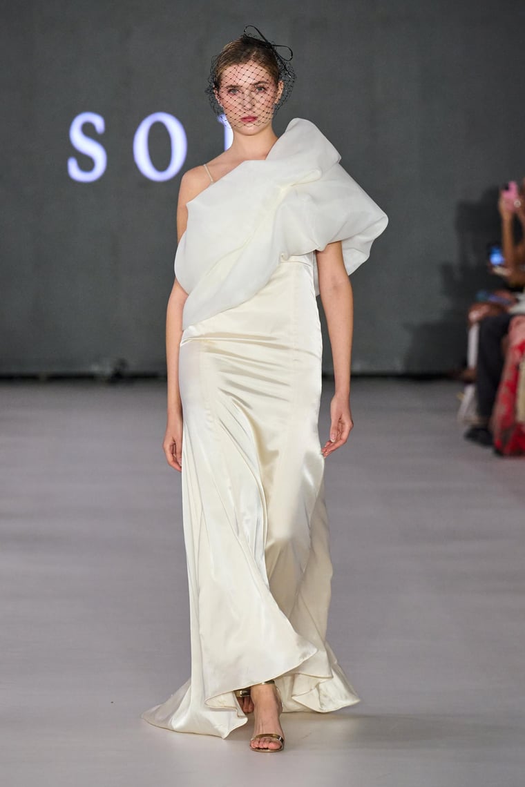 soi. Marca japonesa estreia na NYFW para a coleção Primavera/Verão 2025.