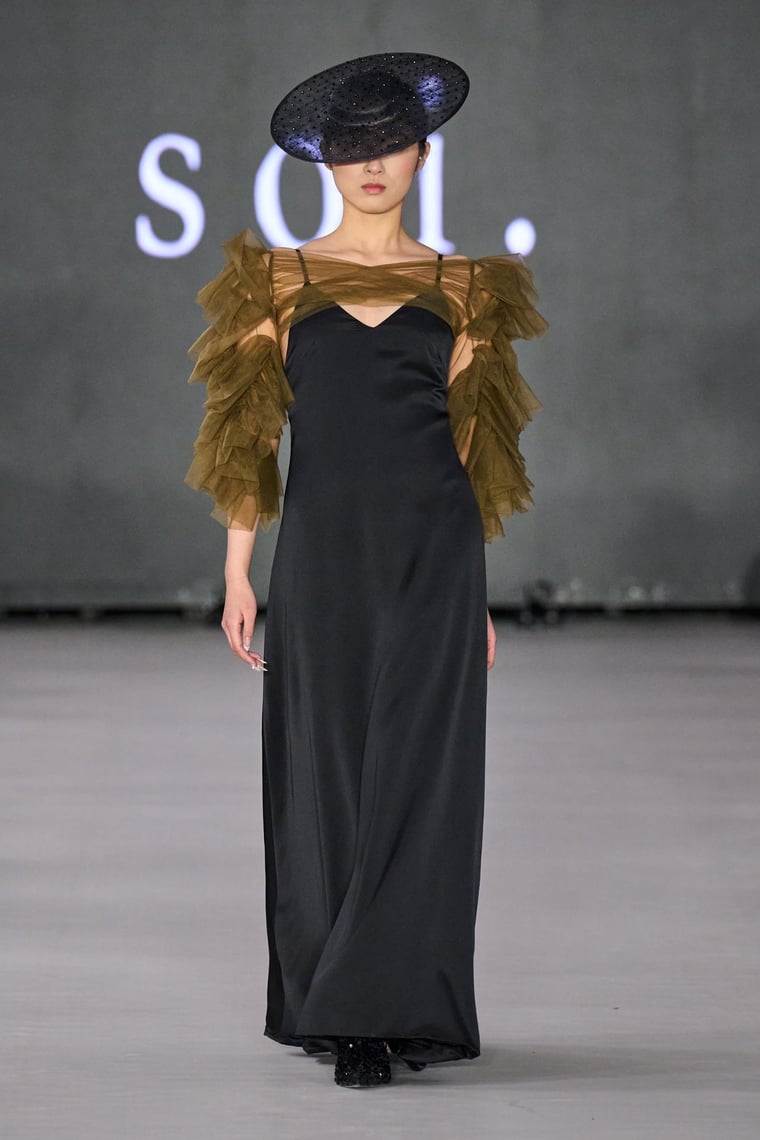 soi. Marca japonesa estreia na NYFW para a coleção Primavera/Verão 2025.