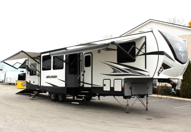 Bumper Pull Trailers vs. Gooseneck Trailers