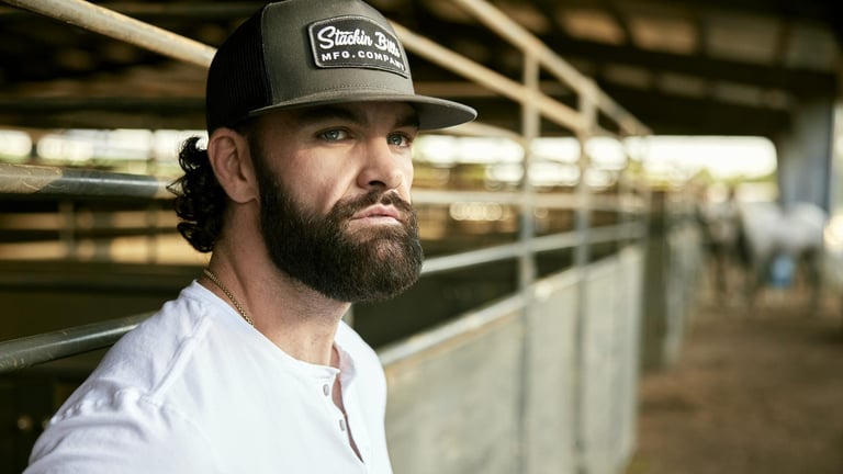 El artista multiplatino Dylan Scott sigue siendo una fuerza importante en la radio country con dos sencillos en el Top 10.