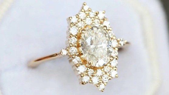 unique engagement rings, modern brides, alternative gemstones, vintage-inspired settings, asymmetrical designs, unique stone cuts, raw diamonds, salt-and-pepper diamonds, unconventional engagement rings, engagement ring trends, personalized engagement rings, non-traditional engagement rings, sapphire engagement rings, emerald engagement rings, opal engagement rings, antique engagement rings, Art Deco engagement rings, Victorian engagement rings, minimalist engagement rings