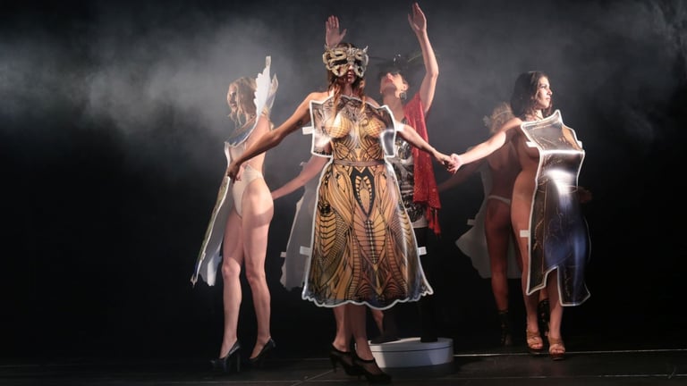 Die doppelte Hommage an Lee Alexander McQueen kommt diesen Herbst in New York und Los Angeles an