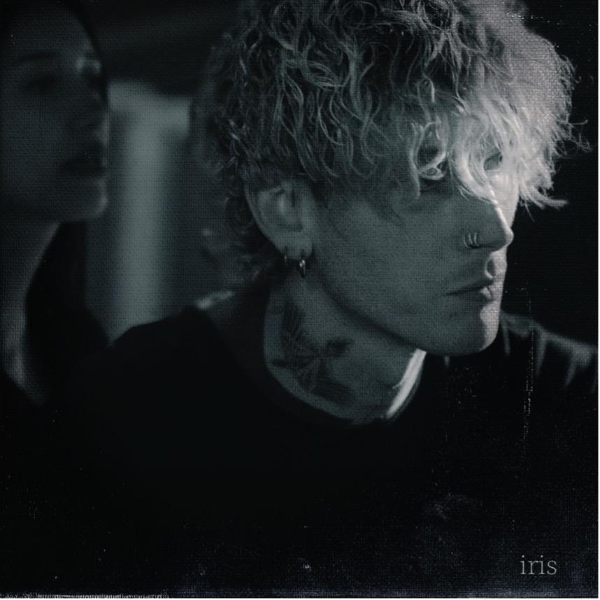 mgk lanza nueva portada para su clásico sencillo “iris”