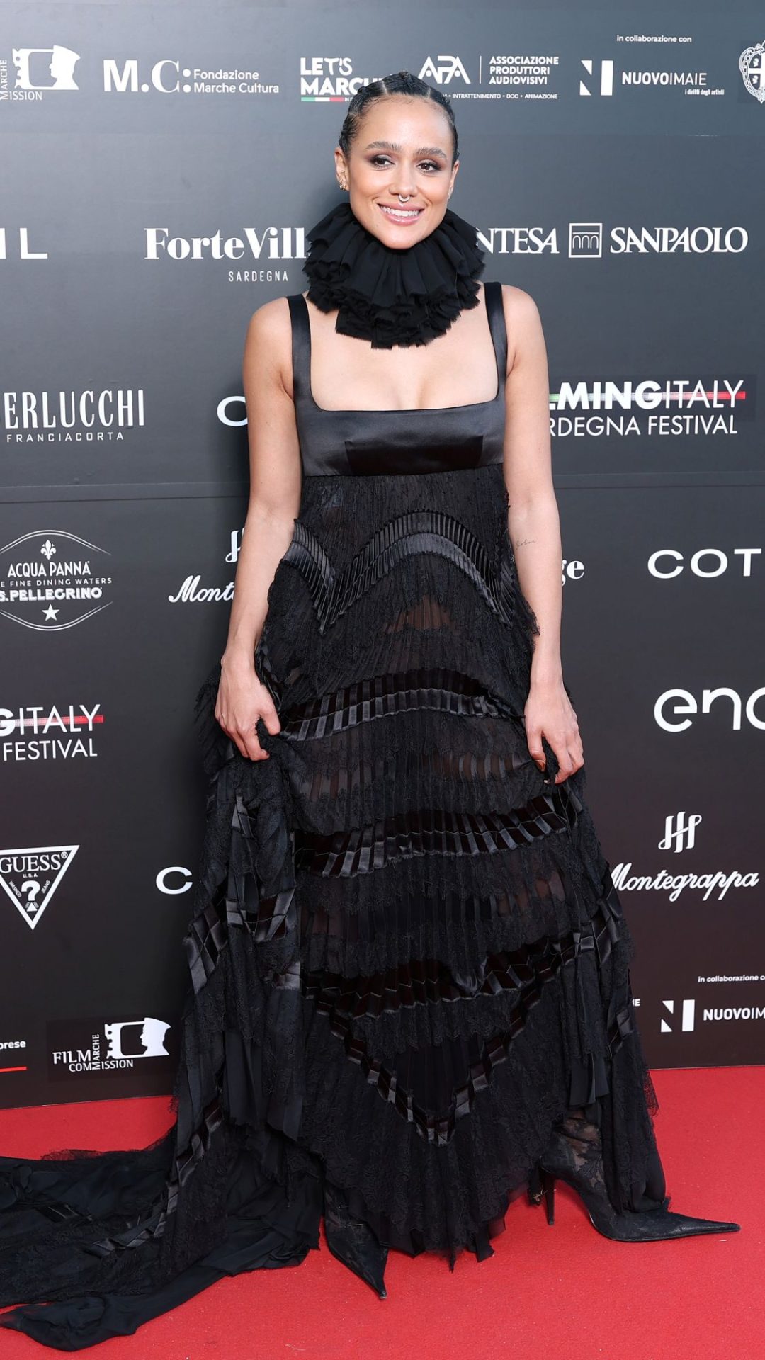 Nathalie Emmanuel brilha em McQueen nas filmagens de Italy Sardegna