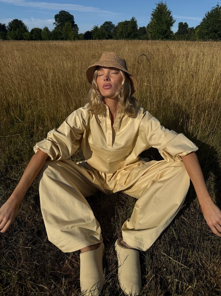 Elsa Hosk è la protagonista della campagna UGG Autunno/Inverno 2025 "Iconic Design