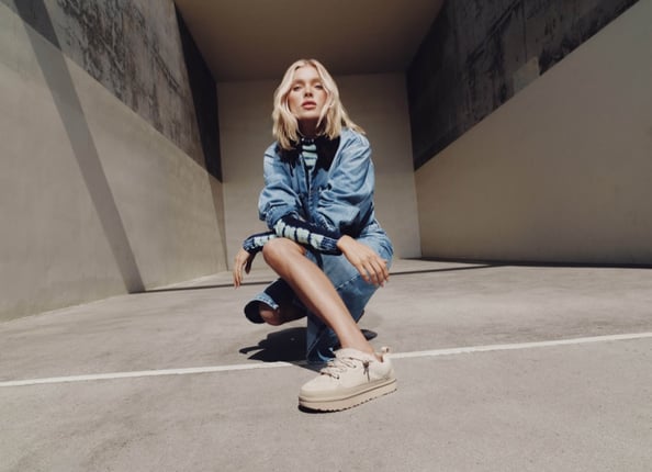 Elsa Hosk è la protagonista della campagna UGG Autunno/Inverno 2025 "Iconic Design