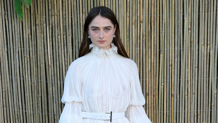 Raffey Cassidy stupisce in McQueen alla Serpentine Gallery