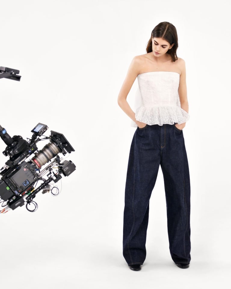 Kaia Gerber est la vedette de la campagne automne 2025 de Givenchy sous la direction créative de Sarah Burton