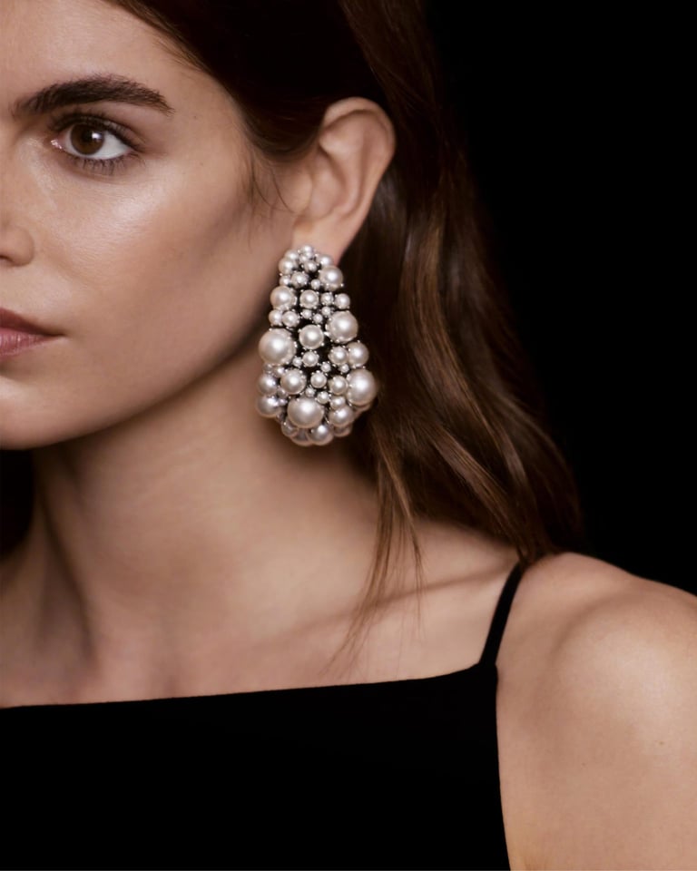 Kaia Gerber est la vedette de la campagne automne 2025 de Givenchy sous la direction créative de Sarah Burton