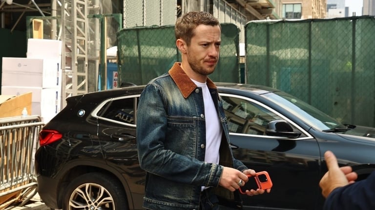 Joseph Quinn veste McQueen em Nova Iorque
