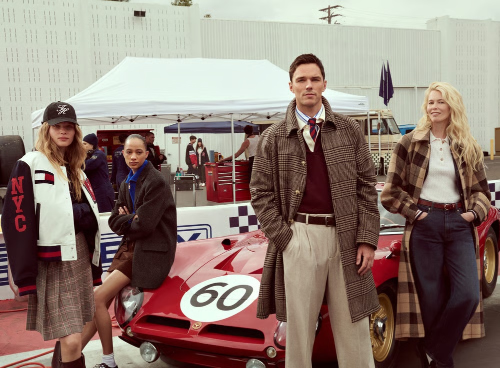 Tommy Hilfiger apresenta a campanha outono 2025 "The Hilfiger Racing Club"