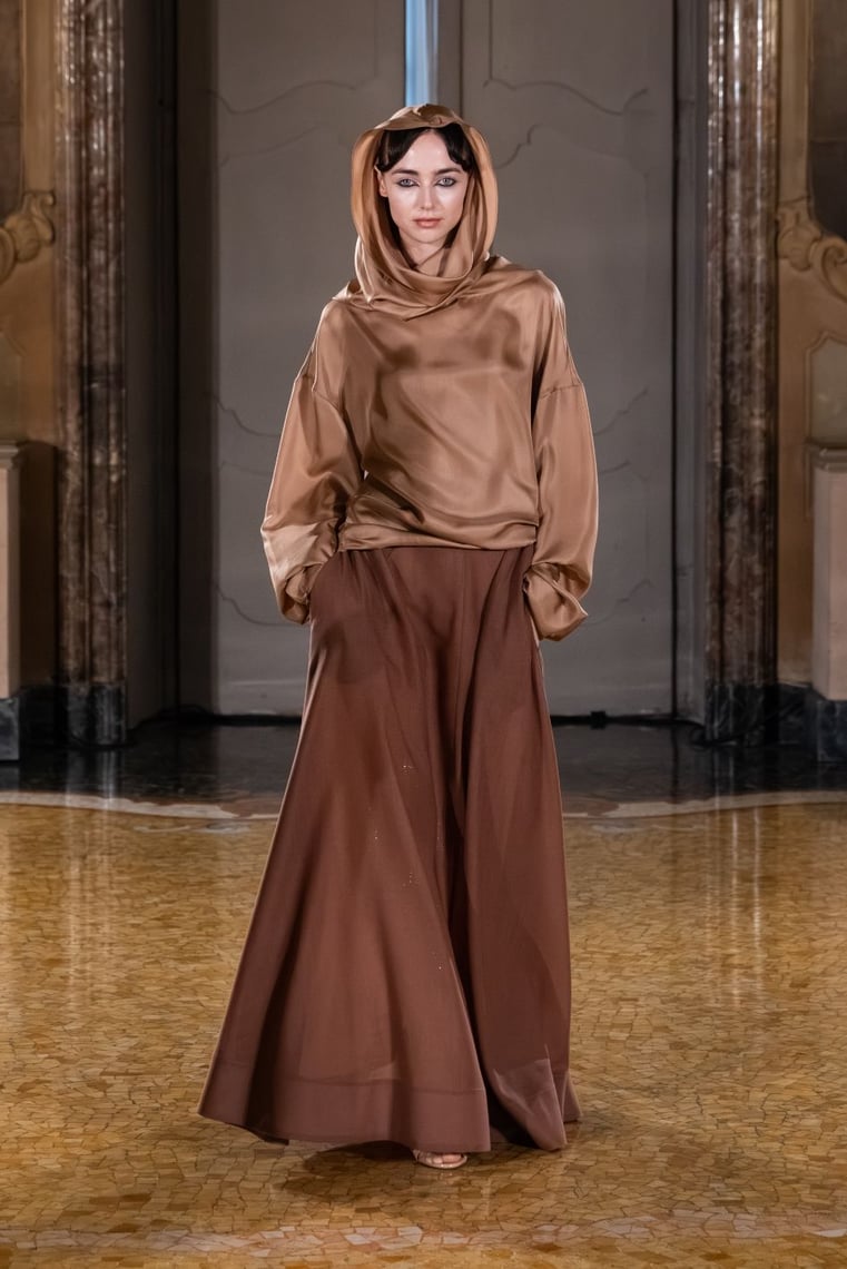 Afraa Al-Noaimi stellt ihre "Wüstenrose"-Kapselkollektion vor