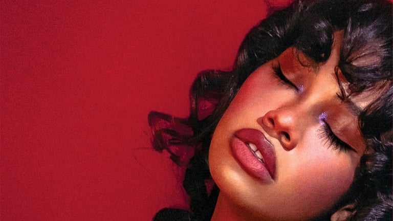 Amber Mark se rapproche de l'excellence R&B de l'an 2000 avec son nouveau single "Too Much cover".