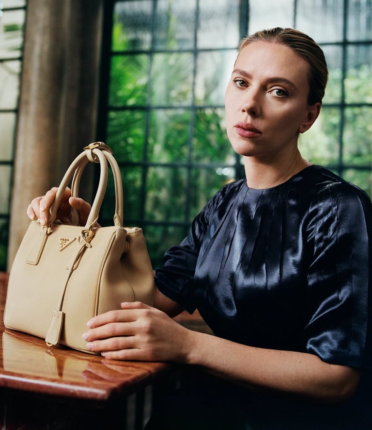 Campagne Prada Galleria : Une collaboration cinématographique avec Scarlett Johansson