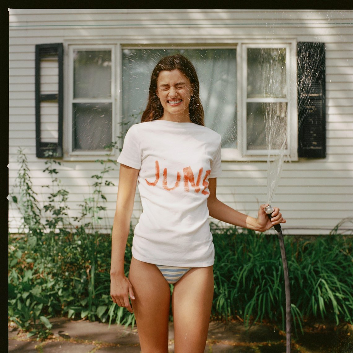 Diana Silvers estreia-se de forma impressionante com "June"