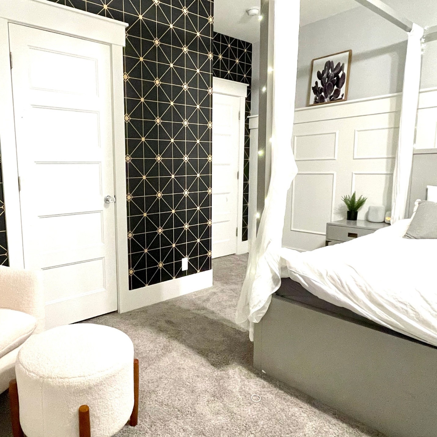 See How Modern Wallpaper with Texture Adds Allure Thanks To Black Grasscloth Wallpaper