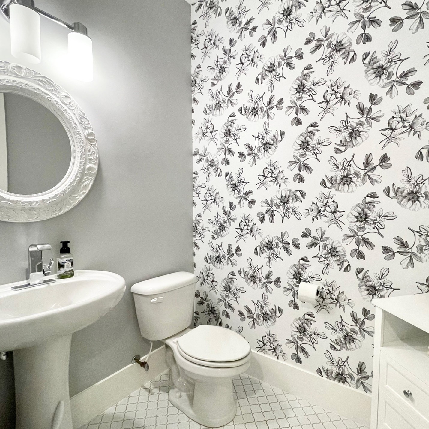 See How Modern Wallpaper with Texture Adds Allure Thanks To Black Grasscloth Wallpaper