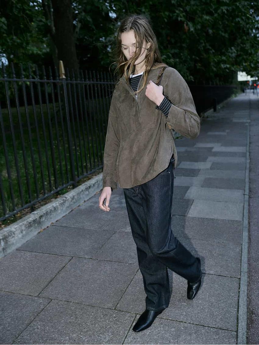 Lulu Tenney verblüfft im Massimo Dutti Herbst 2025 City Walk Editorial