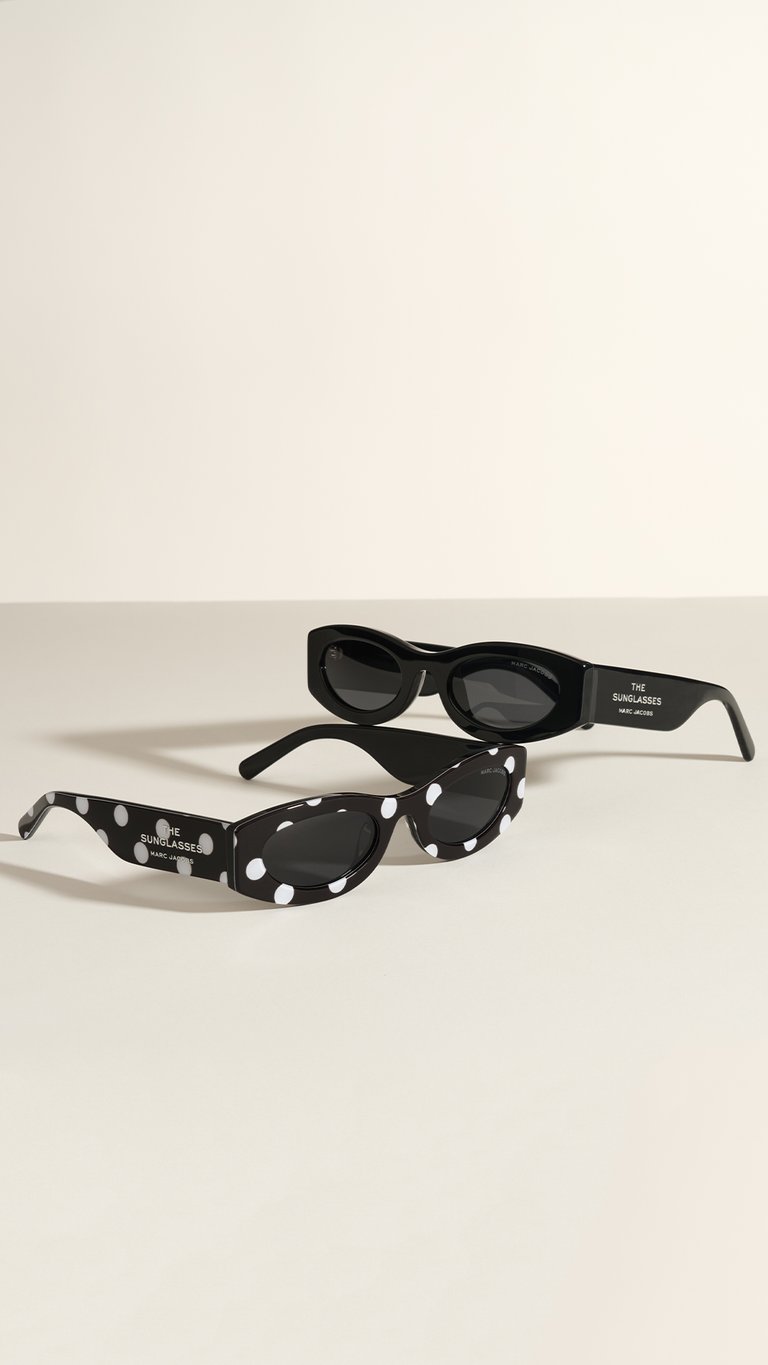 Marc Jacobs Fall-Winter 2025 Eyewear Campaign Featuring Emily Ratajkowski Marc Jacobs introduces its Fall/Winter 2025 Eyewear Campaign featuring American model, actor, and activist Emily Ratajkowski, alongside actor and singer Jeremy Pope. The campaign is captured in a series of refined portraits, with their pets Colombo and Maui adding a playful touch to the sophisticated visuals. The collection showcases bold sunglasses and optical frames crafted from premium materials, defined by edgy silhouettes and distinctive branding. Women’s styles feature THE SUNGLASSES and THE GLASSES logos, with designs ranging from oversized to minimalist frames, all in a refined color palette and adorned with the iconic J MARC signature. Men’s styles emphasize modernity and lightness, with rimless titanium frames and clean architectural lines for a sleek, contemporary look. Key Styles Include: MARC 858/G/S: Elongated oval acetate sunglasses with THE SUNGLASSES logo; available in black or pink polka dot with grey lenses. MARC 862: Geometric acetate optical frames with THE GLASSES logo; available in black, Havana, and transparent brown. MARC 851/S: Bold cat-eye sunglasses in bi-layer acetate with J MARC metal trim and MARC JACOBS logo; available in black, black/havana, and burgundy/hot pink. MARC 855: Square optical frames in bi-layer acetate with J MARC detailing; available in black/havana, black/ivory, and Havana. MARC 873/S: Oversized rimless titanium sunglasses with double metal trim and MARC JACOBS logo; available in black, matte black, and transparent blue/marble blue. MARC 874: Geometric titanium optical frames with double bridge and MARC JACOBS logo; available in gold with matte black, Havana, or burgundy temples. Emily Ratajkowski wears the MARC 851/S sunglasses, while Jeremy Pope is seen in the MARC 873/S. Colombo and Maui also make stylish appearances in MARC 873/S and MARC 874 frames, respectively. The Fall/Winter 2025 Eyewear Collection will be available in Marc Jacobs boutiques and select eyewear retailers worldwide starting October 2025. The collection is produced and distributed by Safilo Group, a global leader in eyewear manufacturing for over 90 years.