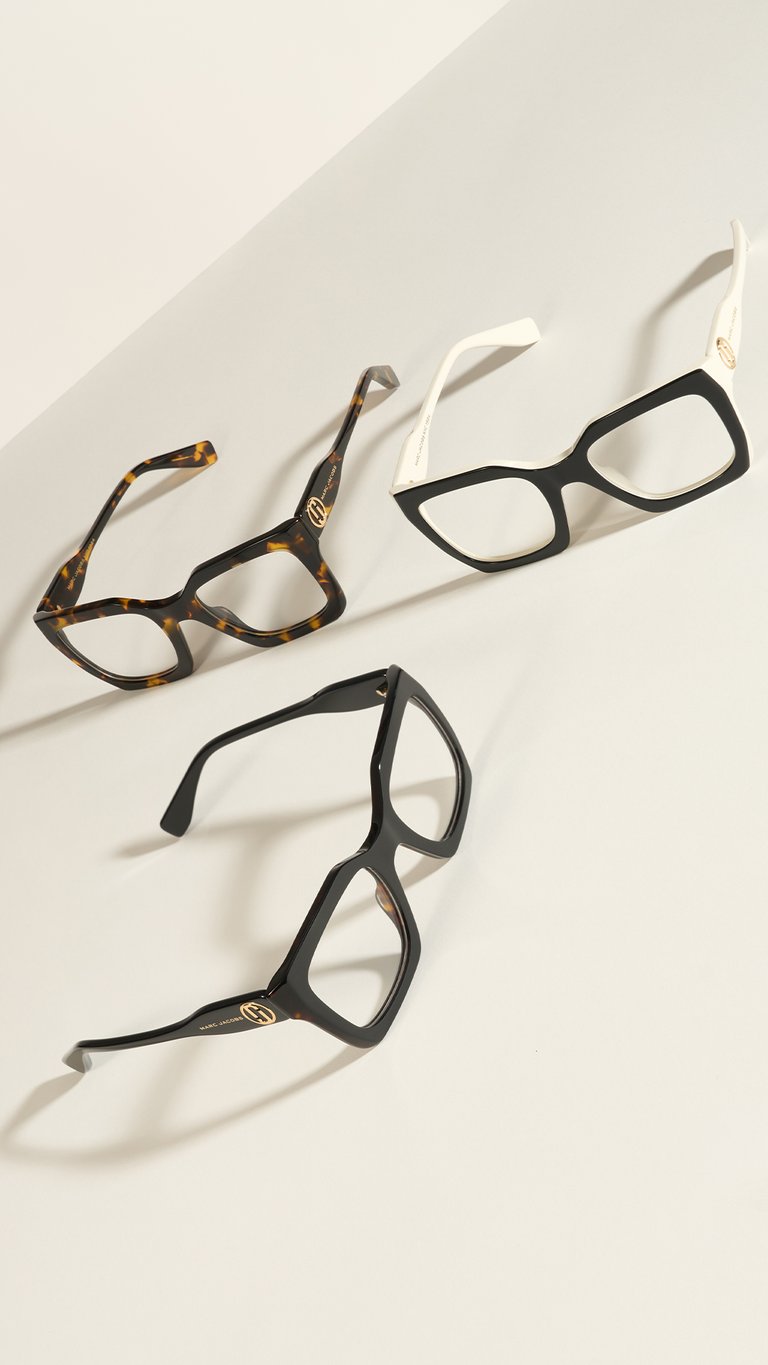 Marc Jacobs Fall-Winter 2025 Eyewear Campaign Featuring Emily Ratajkowski Marc Jacobs introduces its Fall/Winter 2025 Eyewear Campaign featuring American model, actor, and activist Emily Ratajkowski, alongside actor and singer Jeremy Pope. The campaign is captured in a series of refined portraits, with their pets Colombo and Maui adding a playful touch to the sophisticated visuals. The collection showcases bold sunglasses and optical frames crafted from premium materials, defined by edgy silhouettes and distinctive branding. Women’s styles feature THE SUNGLASSES and THE GLASSES logos, with designs ranging from oversized to minimalist frames, all in a refined color palette and adorned with the iconic J MARC signature. Men’s styles emphasize modernity and lightness, with rimless titanium frames and clean architectural lines for a sleek, contemporary look. Key Styles Include: MARC 858/G/S: Elongated oval acetate sunglasses with THE SUNGLASSES logo; available in black or pink polka dot with grey lenses. MARC 862: Geometric acetate optical frames with THE GLASSES logo; available in black, Havana, and transparent brown. MARC 851/S: Bold cat-eye sunglasses in bi-layer acetate with J MARC metal trim and MARC JACOBS logo; available in black, black/havana, and burgundy/hot pink. MARC 855: Square optical frames in bi-layer acetate with J MARC detailing; available in black/havana, black/ivory, and Havana. MARC 873/S: Oversized rimless titanium sunglasses with double metal trim and MARC JACOBS logo; available in black, matte black, and transparent blue/marble blue. MARC 874: Geometric titanium optical frames with double bridge and MARC JACOBS logo; available in gold with matte black, Havana, or burgundy temples. Emily Ratajkowski wears the MARC 851/S sunglasses, while Jeremy Pope is seen in the MARC 873/S. Colombo and Maui also make stylish appearances in MARC 873/S and MARC 874 frames, respectively. The Fall/Winter 2025 Eyewear Collection will be available in Marc Jacobs boutiques and select eyewear retailers worldwide starting October 2025. The collection is produced and distributed by Safilo Group, a global leader in eyewear manufacturing for over 90 years.