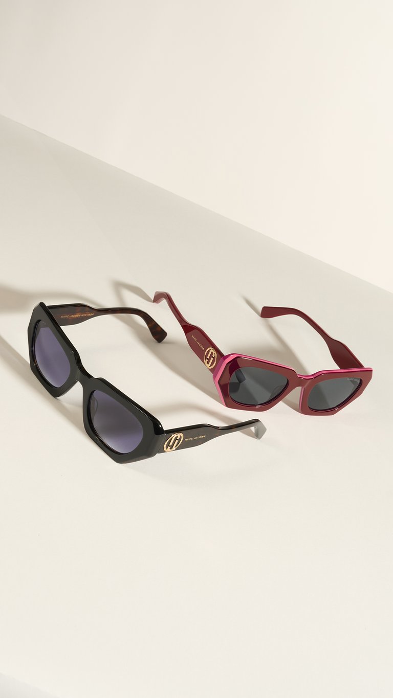 Marc Jacobs Fall-Winter 2025 Eyewear Campaign Featuring Emily Ratajkowski Marc Jacobs introduces its Fall/Winter 2025 Eyewear Campaign featuring American model, actor, and activist Emily Ratajkowski, alongside actor and singer Jeremy Pope. The campaign is captured in a series of refined portraits, with their pets Colombo and Maui adding a playful touch to the sophisticated visuals. The collection showcases bold sunglasses and optical frames crafted from premium materials, defined by edgy silhouettes and distinctive branding. Women’s styles feature THE SUNGLASSES and THE GLASSES logos, with designs ranging from oversized to minimalist frames, all in a refined color palette and adorned with the iconic J MARC signature. Men’s styles emphasize modernity and lightness, with rimless titanium frames and clean architectural lines for a sleek, contemporary look. Key Styles Include: MARC 858/G/S: Elongated oval acetate sunglasses with THE SUNGLASSES logo; available in black or pink polka dot with grey lenses. MARC 862: Geometric acetate optical frames with THE GLASSES logo; available in black, Havana, and transparent brown. MARC 851/S: Bold cat-eye sunglasses in bi-layer acetate with J MARC metal trim and MARC JACOBS logo; available in black, black/havana, and burgundy/hot pink. MARC 855: Square optical frames in bi-layer acetate with J MARC detailing; available in black/havana, black/ivory, and Havana. MARC 873/S: Oversized rimless titanium sunglasses with double metal trim and MARC JACOBS logo; available in black, matte black, and transparent blue/marble blue. MARC 874: Geometric titanium optical frames with double bridge and MARC JACOBS logo; available in gold with matte black, Havana, or burgundy temples. Emily Ratajkowski wears the MARC 851/S sunglasses, while Jeremy Pope is seen in the MARC 873/S. Colombo and Maui also make stylish appearances in MARC 873/S and MARC 874 frames, respectively. The Fall/Winter 2025 Eyewear Collection will be available in Marc Jacobs boutiques and select eyewear retailers worldwide starting October 2025. The collection is produced and distributed by Safilo Group, a global leader in eyewear manufacturing for over 90 years.