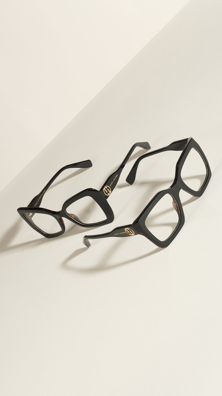 Marc Jacobs Fall-Winter 2025 Eyewear Campaign Featuring Emily Ratajkowski Marc Jacobs introduces its Fall/Winter 2025 Eyewear Campaign featuring American model, actor, and activist Emily Ratajkowski, alongside actor and singer Jeremy Pope. The campaign is captured in a series of refined portraits, with their pets Colombo and Maui adding a playful touch to the sophisticated visuals. The collection showcases bold sunglasses and optical frames crafted from premium materials, defined by edgy silhouettes and distinctive branding. Women’s styles feature THE SUNGLASSES and THE GLASSES logos, with designs ranging from oversized to minimalist frames, all in a refined color palette and adorned with the iconic J MARC signature. Men’s styles emphasize modernity and lightness, with rimless titanium frames and clean architectural lines for a sleek, contemporary look. Key Styles Include: MARC 858/G/S: Elongated oval acetate sunglasses with THE SUNGLASSES logo; available in black or pink polka dot with grey lenses. MARC 862: Geometric acetate optical frames with THE GLASSES logo; available in black, Havana, and transparent brown. MARC 851/S: Bold cat-eye sunglasses in bi-layer acetate with J MARC metal trim and MARC JACOBS logo; available in black, black/havana, and burgundy/hot pink. MARC 855: Square optical frames in bi-layer acetate with J MARC detailing; available in black/havana, black/ivory, and Havana. MARC 873/S: Oversized rimless titanium sunglasses with double metal trim and MARC JACOBS logo; available in black, matte black, and transparent blue/marble blue. MARC 874: Geometric titanium optical frames with double bridge and MARC JACOBS logo; available in gold with matte black, Havana, or burgundy temples. Emily Ratajkowski wears the MARC 851/S sunglasses, while Jeremy Pope is seen in the MARC 873/S. Colombo and Maui also make stylish appearances in MARC 873/S and MARC 874 frames, respectively. The Fall/Winter 2025 Eyewear Collection will be available in Marc Jacobs boutiques and select eyewear retailers worldwide starting October 2025. The collection is produced and distributed by Safilo Group, a global leader in eyewear manufacturing for over 90 years.