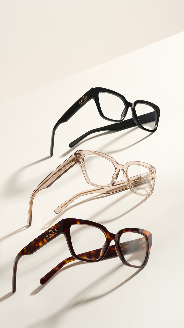 Marc Jacobs Fall-Winter 2025 Eyewear Campaign Featuring Emily Ratajkowski Marc Jacobs introduces its Fall/Winter 2025 Eyewear Campaign featuring American model, actor, and activist Emily Ratajkowski, alongside actor and singer Jeremy Pope. The campaign is captured in a series of refined portraits, with their pets Colombo and Maui adding a playful touch to the sophisticated visuals. The collection showcases bold sunglasses and optical frames crafted from premium materials, defined by edgy silhouettes and distinctive branding. Women’s styles feature THE SUNGLASSES and THE GLASSES logos, with designs ranging from oversized to minimalist frames, all in a refined color palette and adorned with the iconic J MARC signature. Men’s styles emphasize modernity and lightness, with rimless titanium frames and clean architectural lines for a sleek, contemporary look. Key Styles Include: MARC 858/G/S: Elongated oval acetate sunglasses with THE SUNGLASSES logo; available in black or pink polka dot with grey lenses. MARC 862: Geometric acetate optical frames with THE GLASSES logo; available in black, Havana, and transparent brown. MARC 851/S: Bold cat-eye sunglasses in bi-layer acetate with J MARC metal trim and MARC JACOBS logo; available in black, black/havana, and burgundy/hot pink. MARC 855: Square optical frames in bi-layer acetate with J MARC detailing; available in black/havana, black/ivory, and Havana. MARC 873/S: Oversized rimless titanium sunglasses with double metal trim and MARC JACOBS logo; available in black, matte black, and transparent blue/marble blue. MARC 874: Geometric titanium optical frames with double bridge and MARC JACOBS logo; available in gold with matte black, Havana, or burgundy temples. Emily Ratajkowski wears the MARC 851/S sunglasses, while Jeremy Pope is seen in the MARC 873/S. Colombo and Maui also make stylish appearances in MARC 873/S and MARC 874 frames, respectively. The Fall/Winter 2025 Eyewear Collection will be available in Marc Jacobs boutiques and select eyewear retailers worldwide starting October 2025. The collection is produced and distributed by Safilo Group, a global leader in eyewear manufacturing for over 90 years.