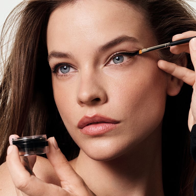 芭芭拉-帕尔文 (Barbara Palvin) 佩戴 AMC 77 号眼线胶 | Inglot 最新广告大片