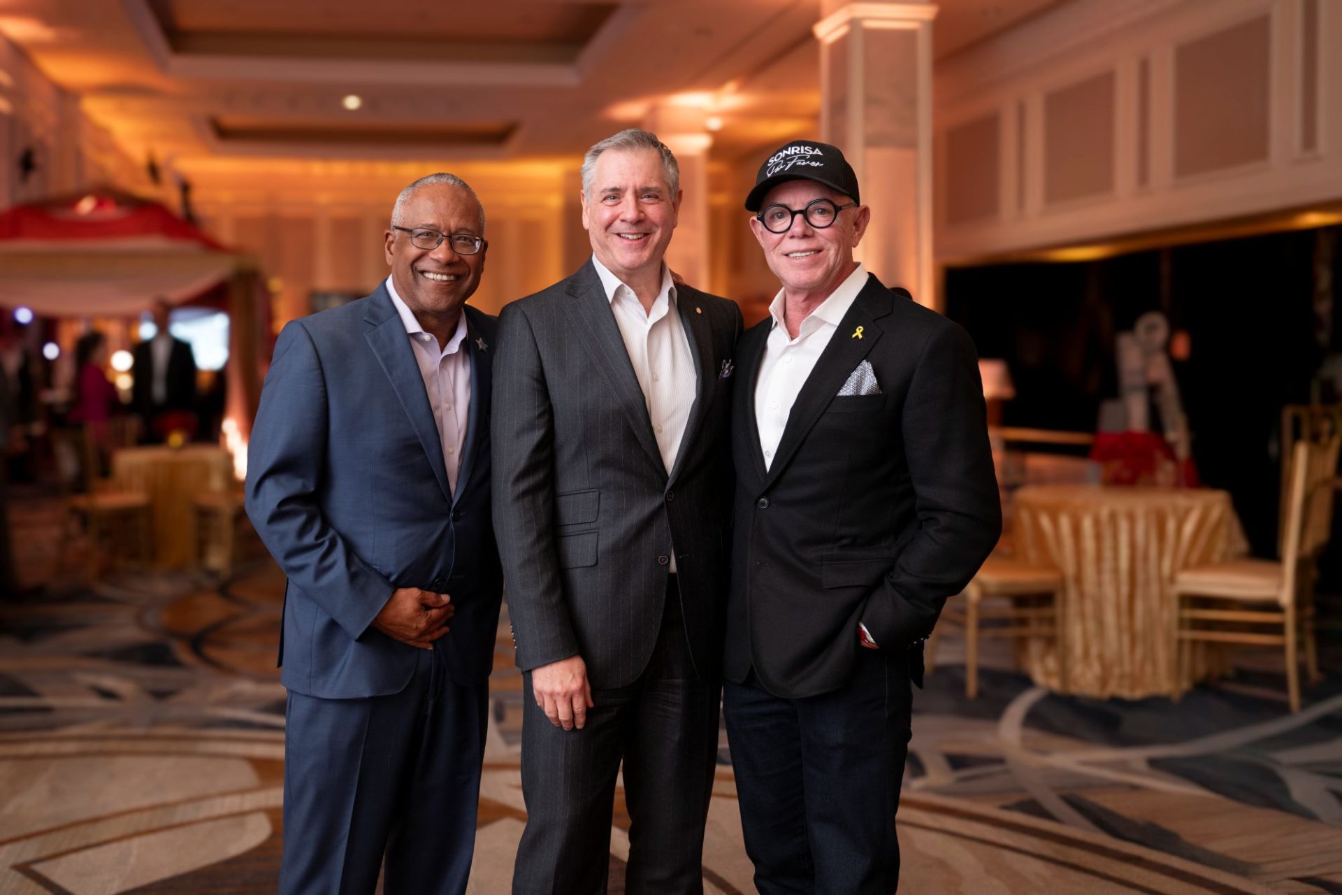 1. Il presidente e CEO di Make-A-Wish® Southern Florida Norman Wedderburn, il presentatore del gala e direttore generale dell'InterContinental® Miami Glenn Sampert e il presidente emerito del gala di Make-A-Wish® Southern Florida Sharee