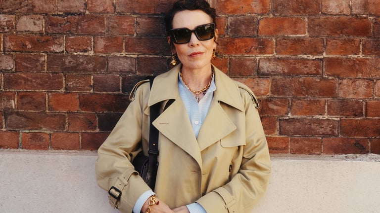 Olivia Colman è la testimonial della campagna Burberry 2025, mentre il marchio lancia pop-up globali