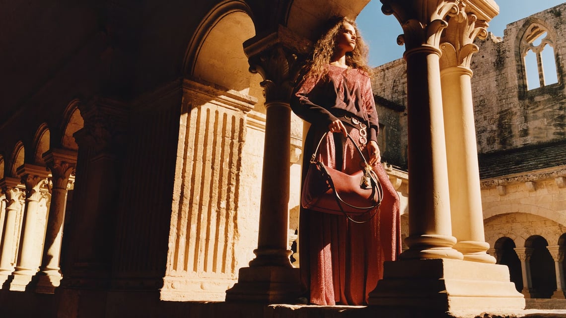 Louis Vuitton Cruise 2026 Kampagne, fotografiert von Jamie Hawkesworth