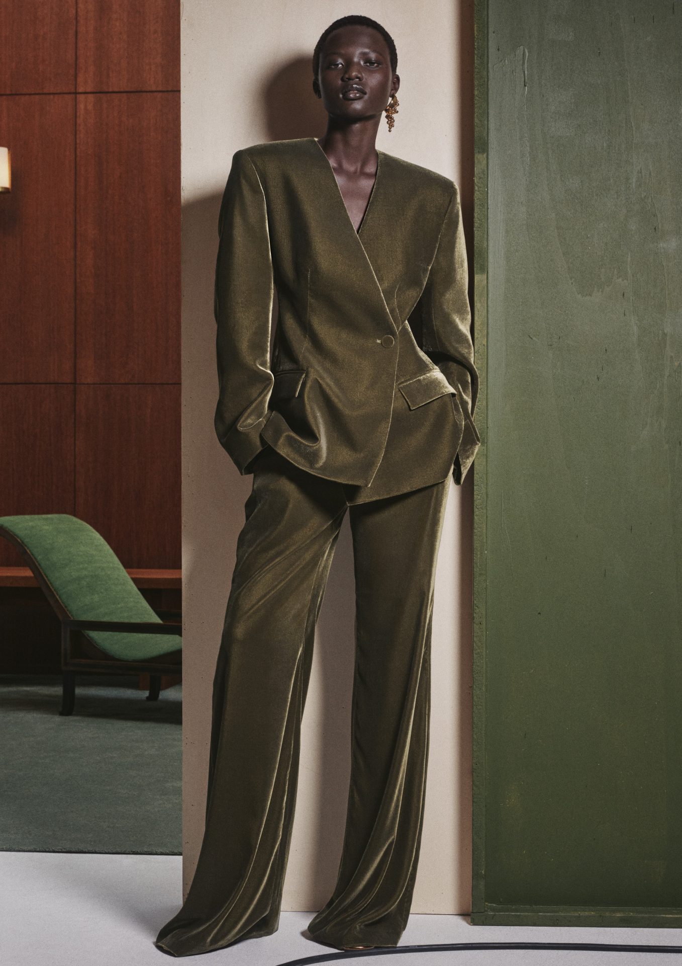 H&M se deleita con ropa de fiesta opulenta y texturas lujosas para la temporada navideña de 2025.