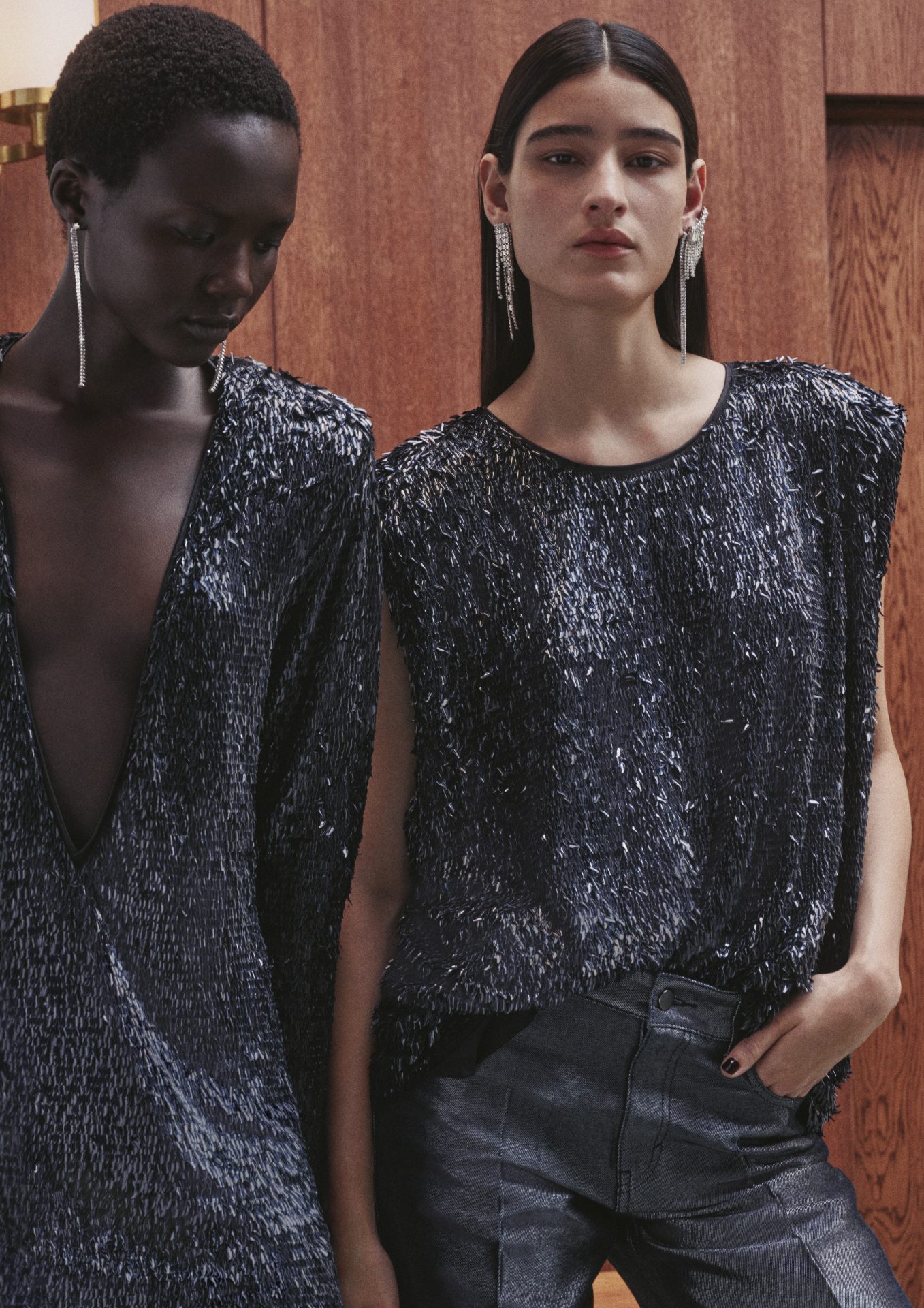 H&M se deleita con ropa de fiesta opulenta y texturas lujosas para la temporada navideña de 2025.