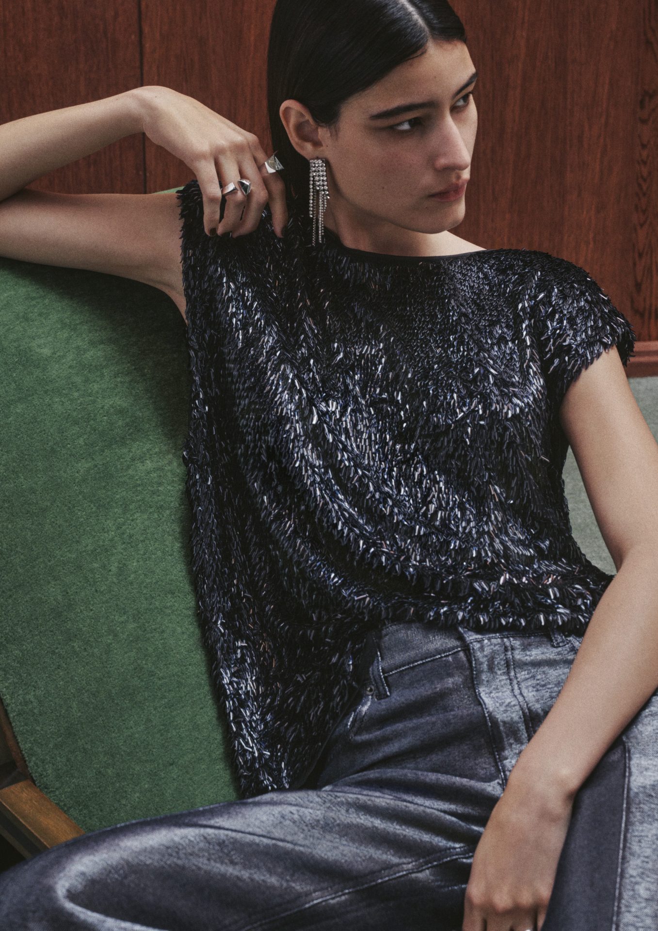 H&M se deleita con ropa de fiesta opulenta y texturas lujosas para la temporada navideña de 2025.