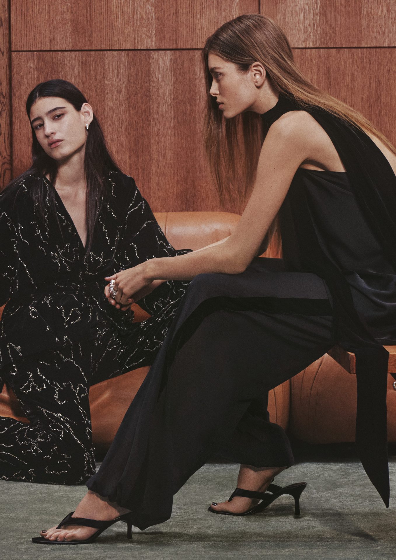 H&M se deleita con ropa de fiesta opulenta y texturas lujosas para la temporada navideña de 2025.