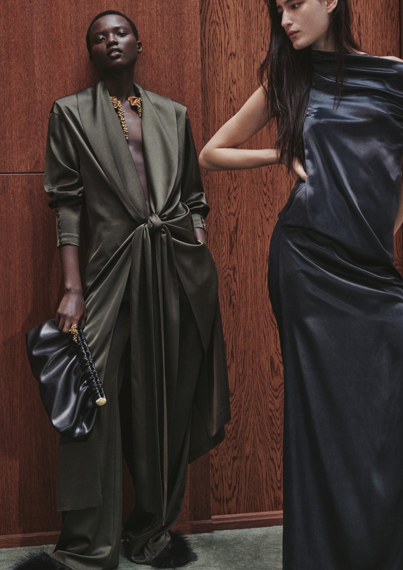 H&M se deleita con ropa de fiesta opulenta y texturas lujosas para la temporada navideña de 2025.