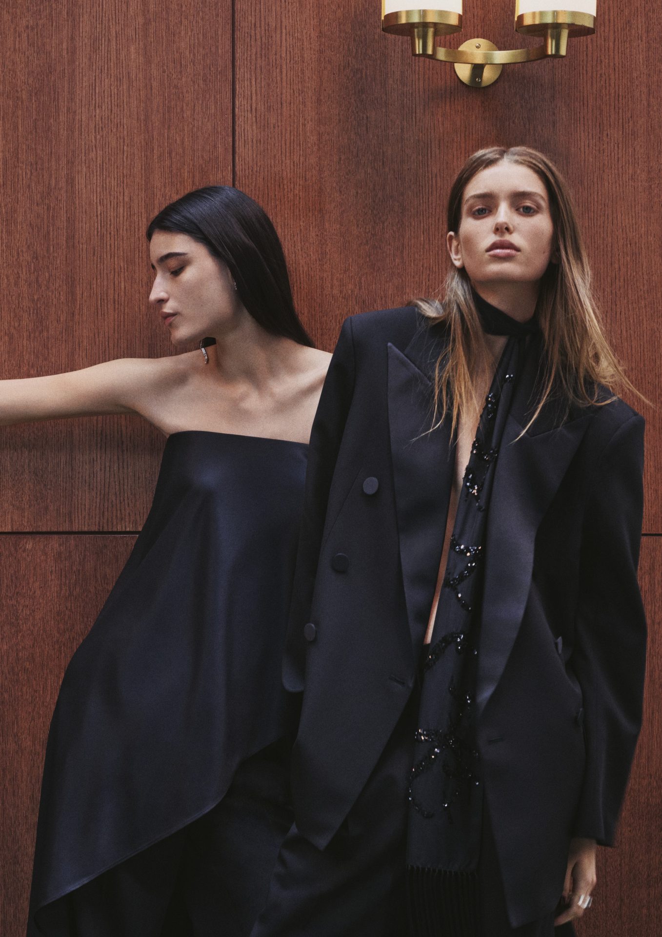 H&M se deleita con ropa de fiesta opulenta y texturas lujosas para la temporada navideña de 2025.