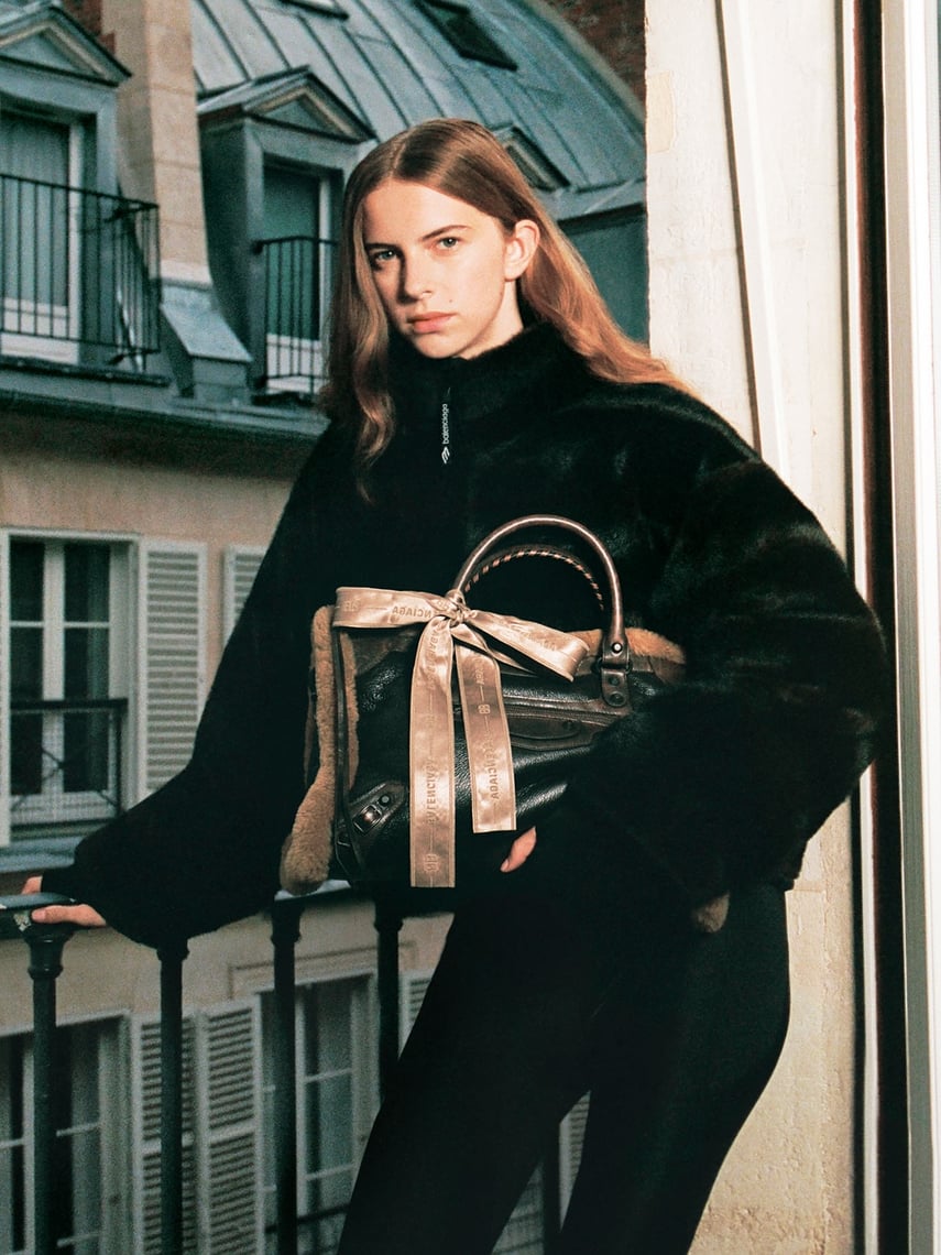 Balenciaga 发布 2025 冬季奢华皮草滑雪服和 City Rodeo 手袋