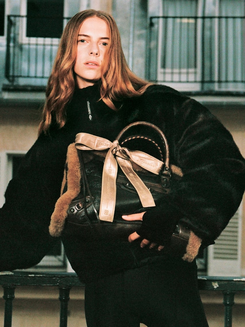 Balenciaga 发布 2025 冬季奢华皮草滑雪服和 City Rodeo 手袋