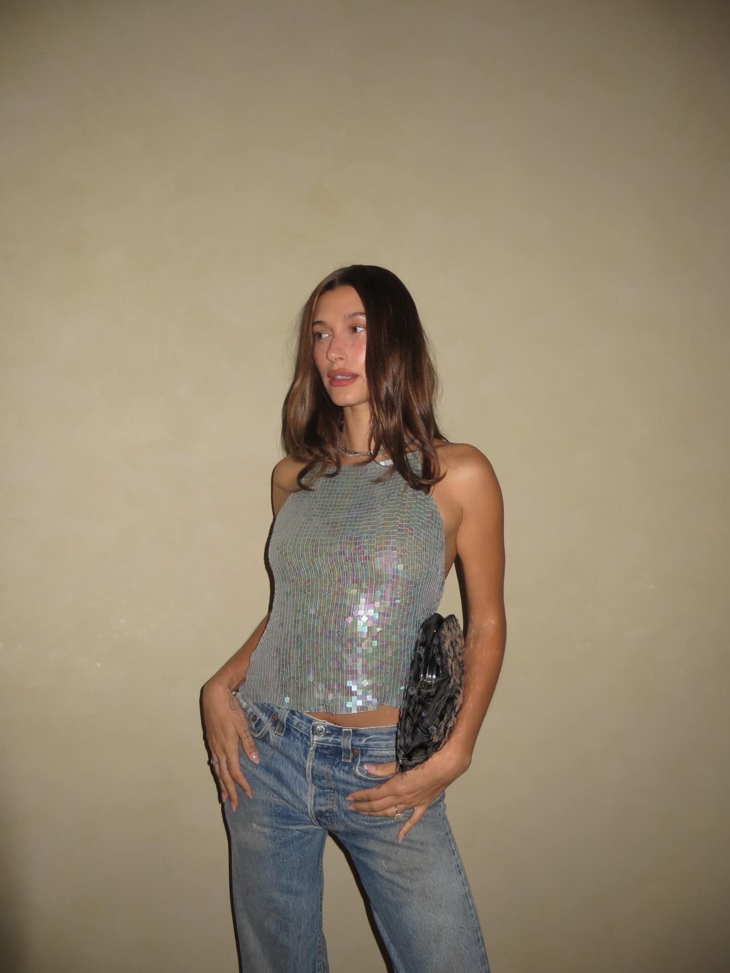 Top da sera di Hailey Bieber per il suo 29° compleanno
