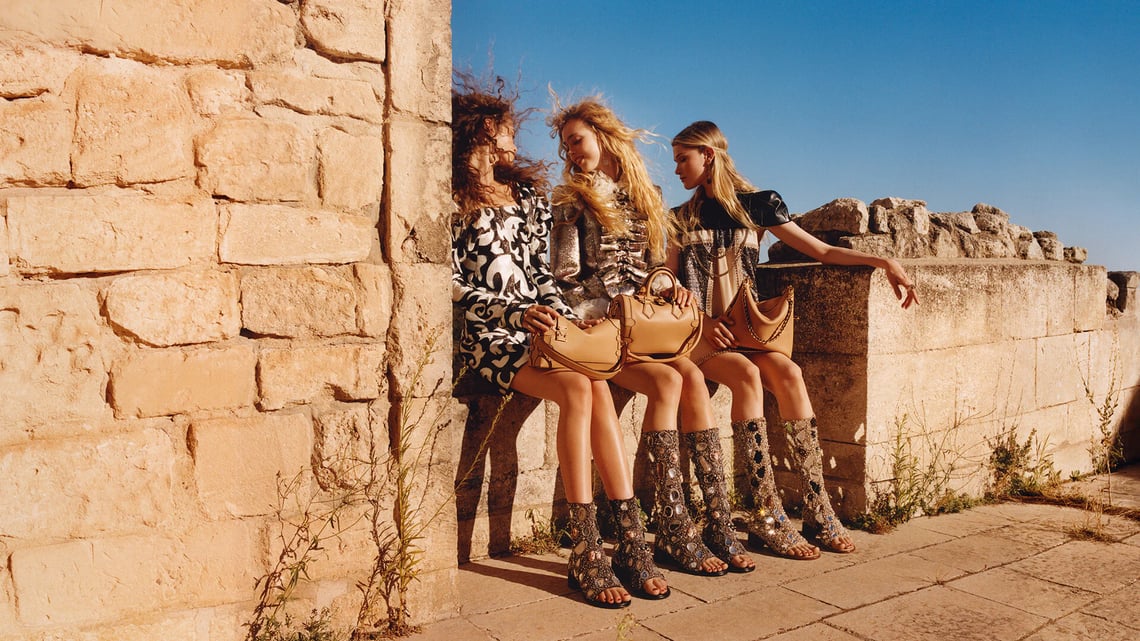 Louis Vuitton Cruise 2026 Kampagne, fotografiert von Jamie Hawkesworth