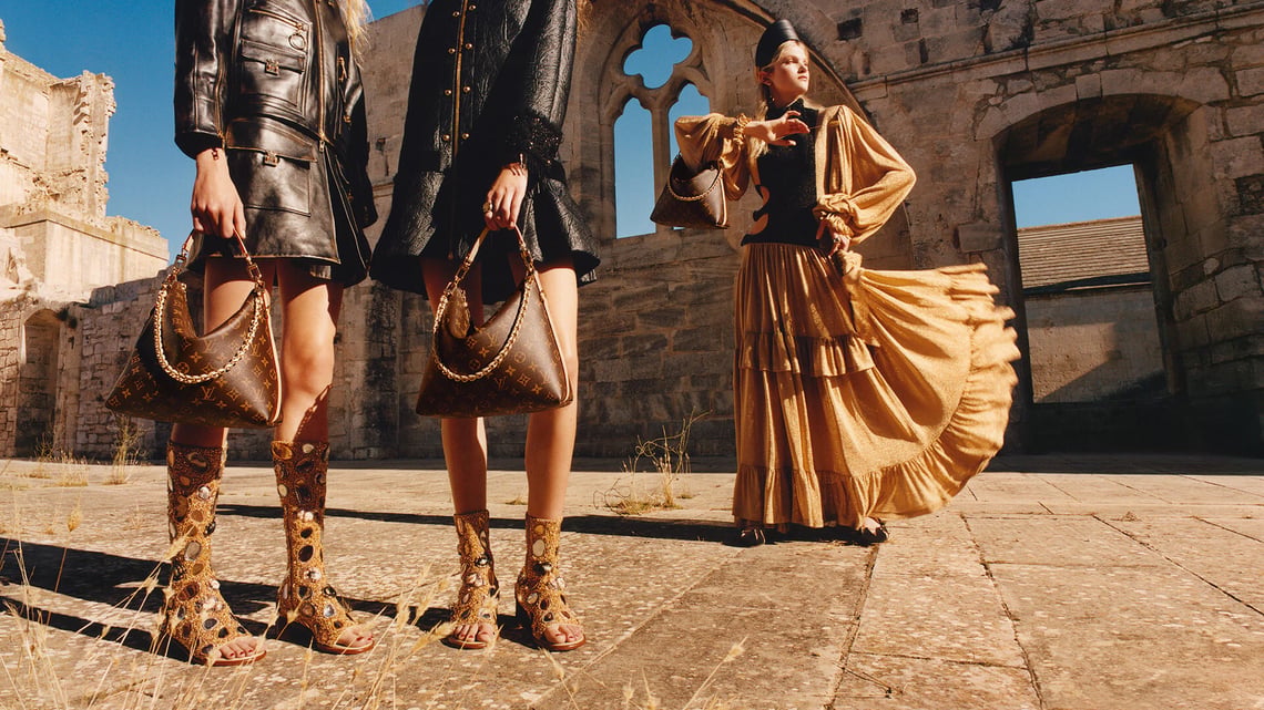Louis Vuitton Cruise 2026 Kampagne, fotografiert von Jamie Hawkesworth