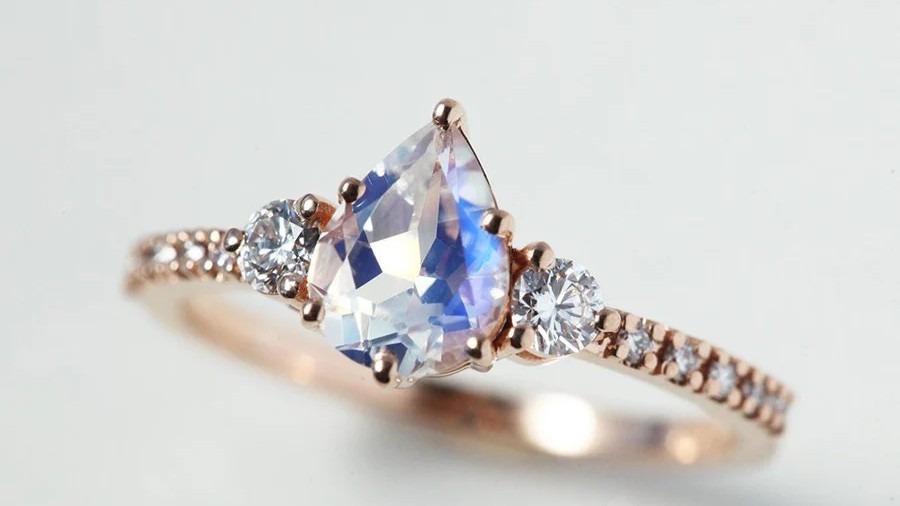 Anillo de piedra lunar: un brillo suave para el uso diario